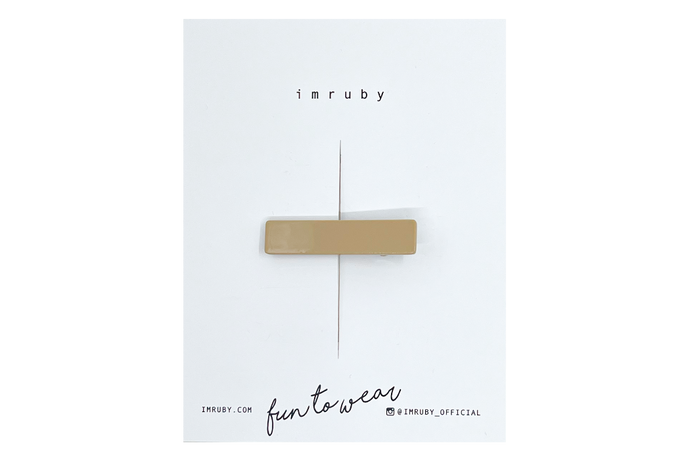 Hi! I'm AUDREY, a caramel bar clip.

Hold back bangs, clip back hair, or simply use for stylistic purposes by adding some flair to your hair. Mix-and-match, and layer these hair clips or wear on their own for a soft, seasonal look.