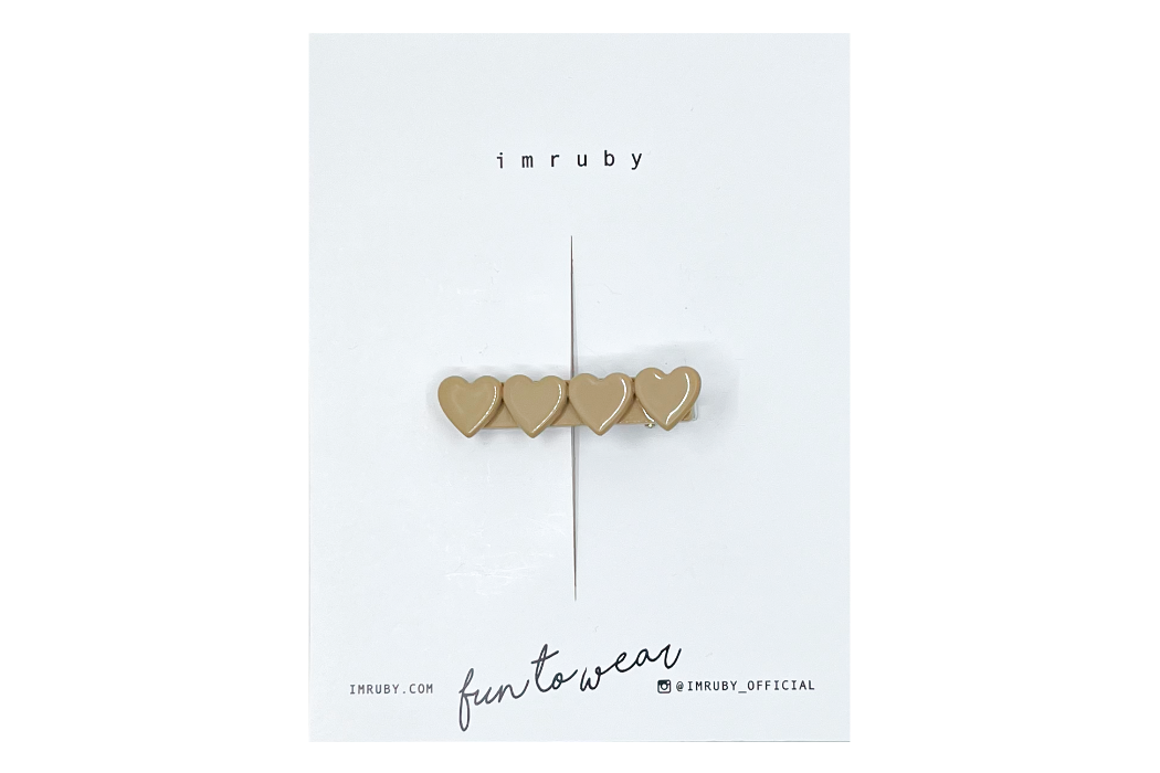 Hi! I'm AUDREY, a caramel heart clip.

Hold back bangs, clip back hair, or simply use for stylistic purposes by adding some flair to your hair. Mix-and-match, and layer these hair clips or wear on their own for a soft, seasonal look.