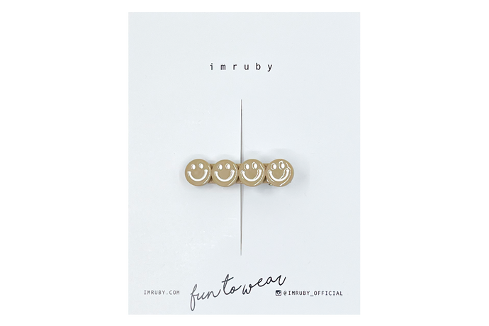 Hi! I'm AUDREY, a caramel smiley clip.

Hold back bangs, clip back hair, or simply use for stylistic purposes by adding some flair to your hair. Mix-and-match, and layer these hair clips or wear on their own for a soft, seasonal look.