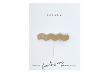 Load image into Gallery viewer, Hi! I&#39;m AUDREY, a caramel wave clip.

Hold back bangs, clip back hair, or simply use for stylistic purposes by adding some flair to your hair. Mix-and-match, and layer these hair clips or wear on their own for a soft,&nbsp;seasonal look.