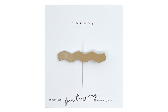 Hi! I'm AUDREY, a caramel wave clip.

Hold back bangs, clip back hair, or simply use for stylistic purposes by adding some flair to your hair. Mix-and-match, and layer these hair clips or wear on their own for a soft, seasonal look.