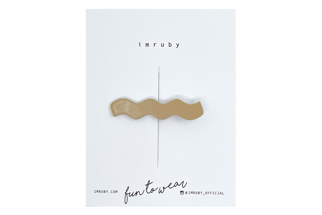 Hi! I'm AUDREY, a caramel wave clip.

Hold back bangs, clip back hair, or simply use for stylistic purposes by adding some flair to your hair. Mix-and-match, and layer these hair clips or wear on their own for a soft, seasonal look.