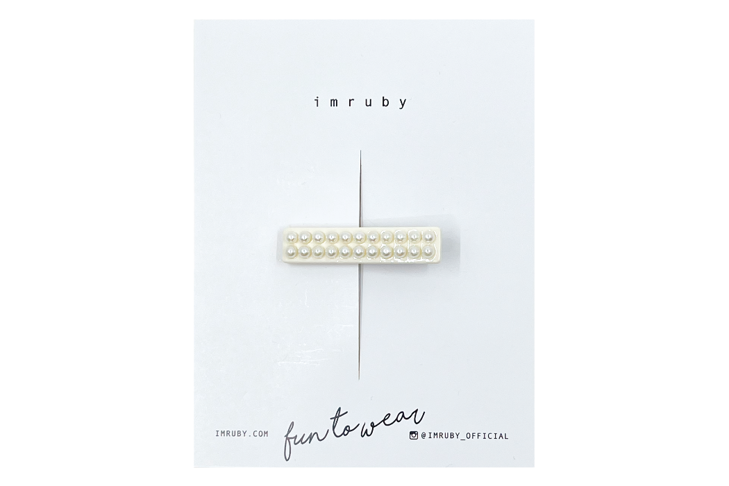 Hi! I'm BONNIE, a cloudy white pearl bar clip.

Hold back bangs, clip back hair, or simply use for stylistic purposes by adding some flair to your hair. Mix-and-match, and layer these hair clips or wear on their own for a soft, seasonal look.