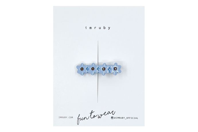 Hi! I'm EMILY, a light blue flower clip.

Hold back bangs, clip back hair, or simply use for stylistic purposes by adding some flair to your hair. Mix-and-match, and layer these hair clips or wear on their own for a soft, seasonal look.