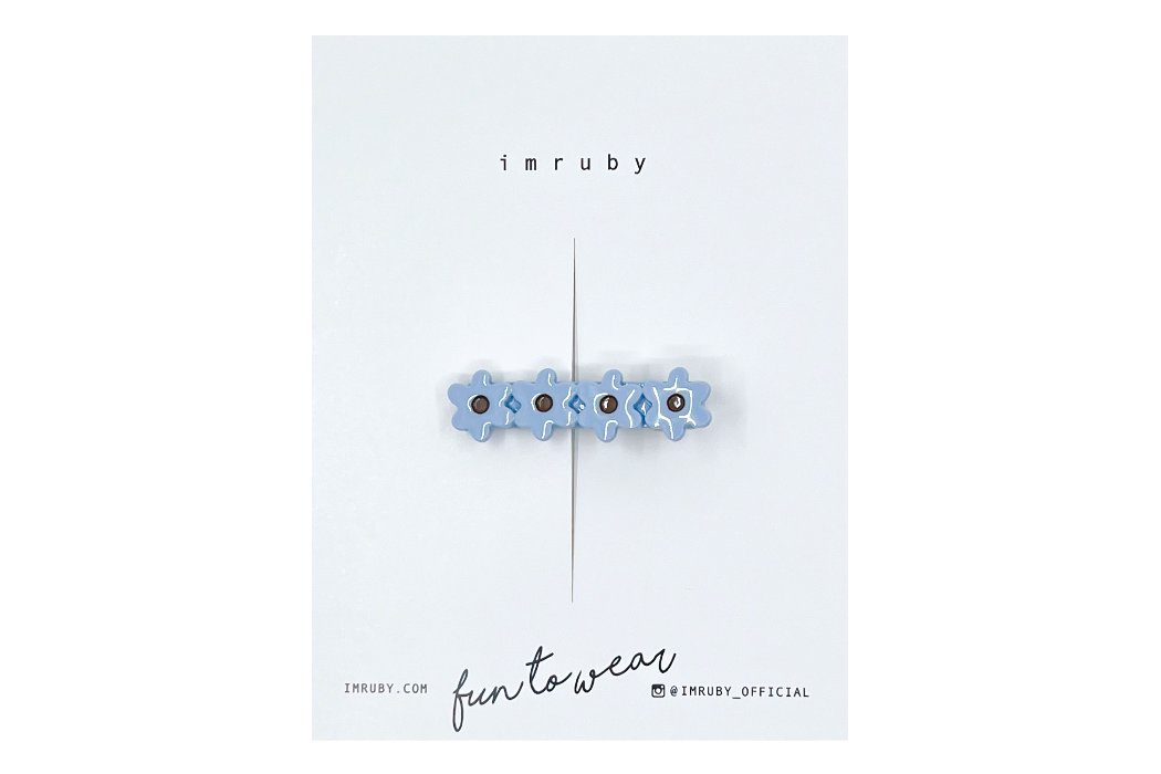 Hi! I'm EMILY, a light blue flower clip.

Hold back bangs, clip back hair, or simply use for stylistic purposes by adding some flair to your hair. Mix-and-match, and layer these hair clips or wear on their own for a soft, seasonal look.