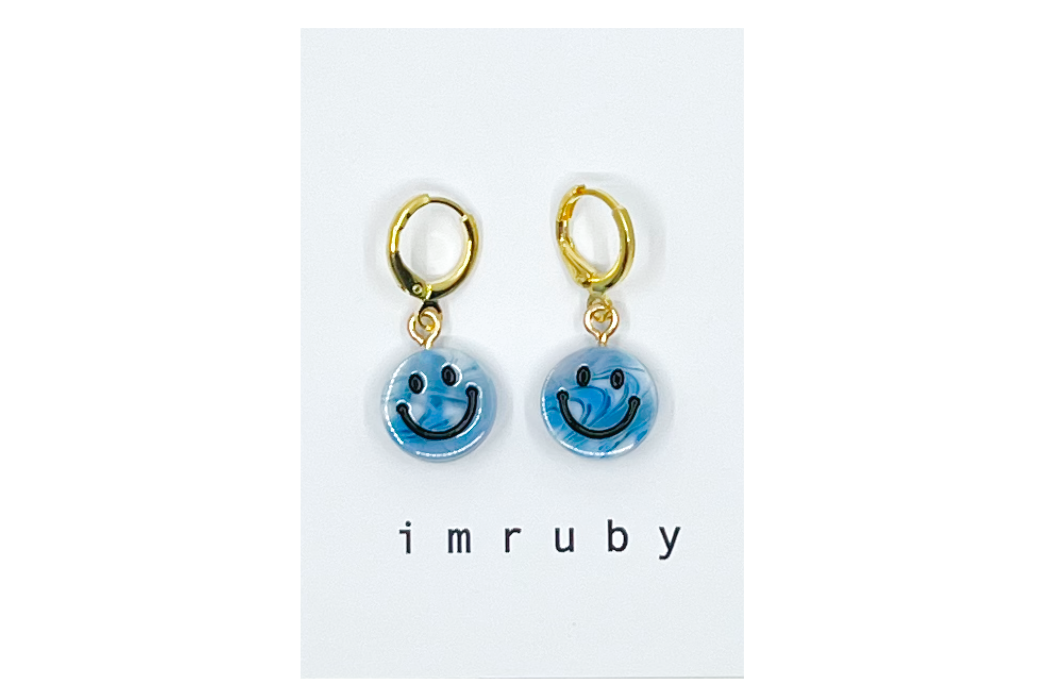 Hi! I'm IZZY, a hippie blue smiley set of 2 drop earrings.

Add a touch of glam to your style with a pair of cute drop earrings! These earring sets are perfect for numerous piercings or just to mix and match! 

Packed in a reusable bag to keep your jewelry shiny and clean.