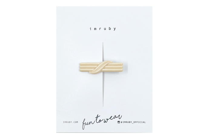 Hi! I'm LEORA, a beige retro-inspired clip.

Hold back bangs, clip back hair, or simply use for stylistic purposes by adding some flair to your hair. Mix-and-match, and layer these hair clips or wear on their own for a soft, seasonal look.