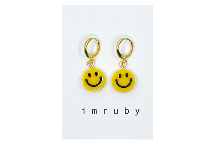 Hi! I'm PEPPER, a yellow smiley set of 2 drop earrings.  Add a touch of glam to your style with a pair of cute drop earrings! These earring sets are perfect for numerous piercings or just to mix and match! 