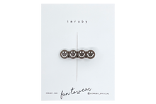 Afbeelding in Gallery-weergave laden, Hi! I&#39;m POLLY, a brown smiley clip.

Hold back bangs, clip back hair, or simply use for stylistic purposes by adding some flair to your hair. Mix-and-match, and layer these hair clips or wear on their own for a soft,&nbsp;seasonal look.