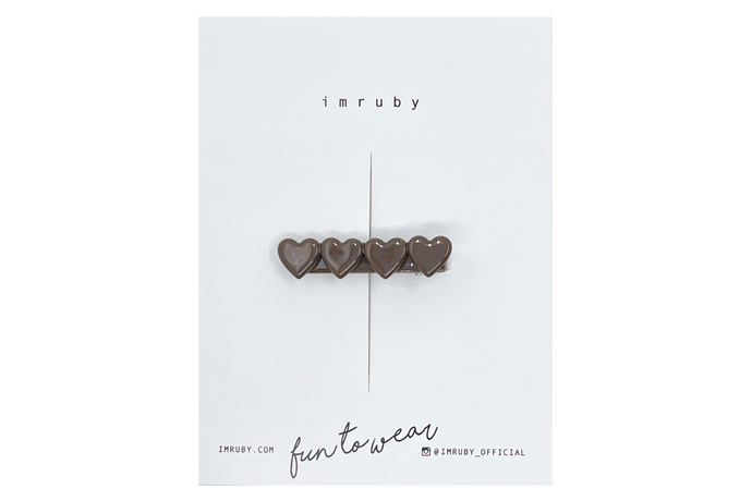 Hi! I'm POLLY, a brown heart clip.

Hold back bangs, clip back hair, or simply use for stylistic purposes by adding some flair to your hair. Mix-and-match, and layer these hair clips or wear on their own for a soft, seasonal look.