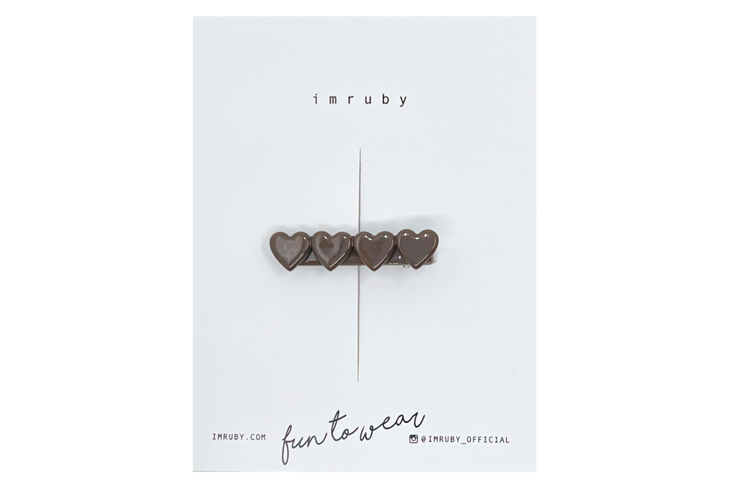 Hi! I'm POLLY, a brown heart clip.

Hold back bangs, clip back hair, or simply use for stylistic purposes by adding some flair to your hair. Mix-and-match, and layer these hair clips or wear on their own for a soft, seasonal look.